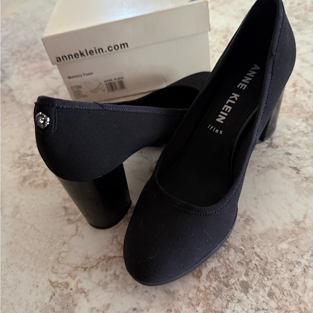 NEW Anne Klein CAROLE flex Block Pump Heel Sz 7 Black Fabric CARO02F9 Women’s